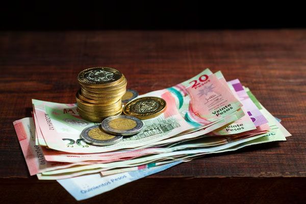disposizione banconote monete angolo alto - trapianto capelli Italia