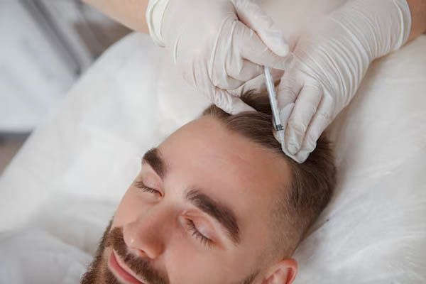 giovane che riceve un trattamento per i capelli