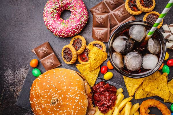 Prendi un tavolo superiore con fast food zucchero hamburger dolci al cioccolato ciambelle al cioccolato - trapianto capelli Italia