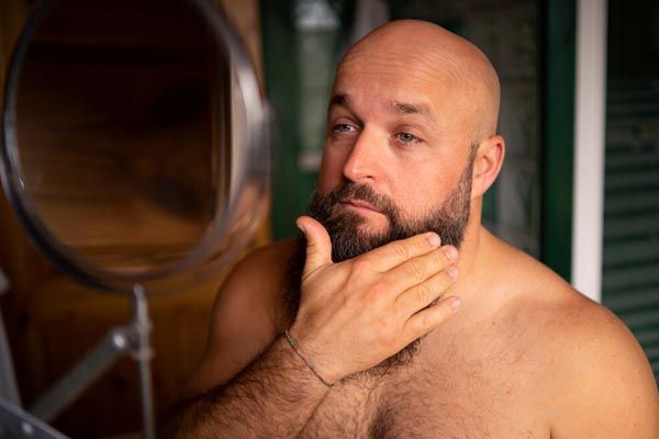 uomo adulto calvo premuroso - migliori cliniche trapianto capelli Italia