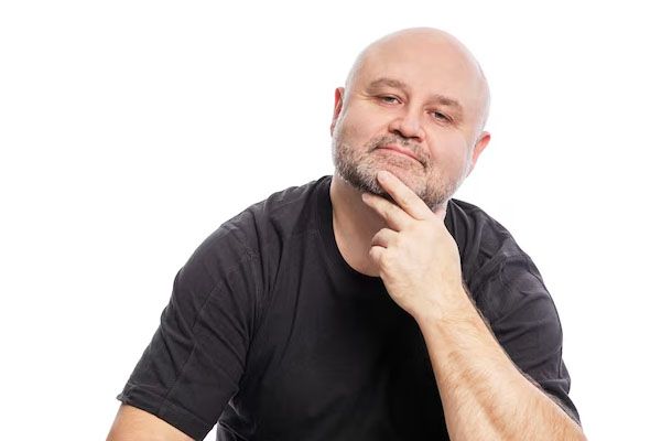 uomo calvo di mezza età pensieroso - miglior trapianto capelli Italia