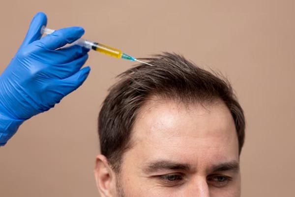 uomo che riceve uniniezione in testa