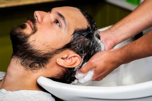 uomo che si lava i capelli - migliori cliniche trapianto capelli Italia