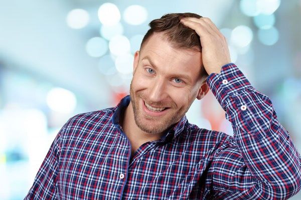ritratto moda felice giovane uomo - miglior trapianto capelli Italia