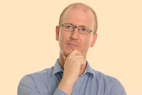 uomini adulti calvi pensierosi