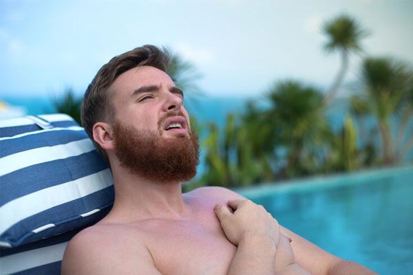 uomo in piscina che prende il sole - migliori cliniche trapianto capelli Italia 