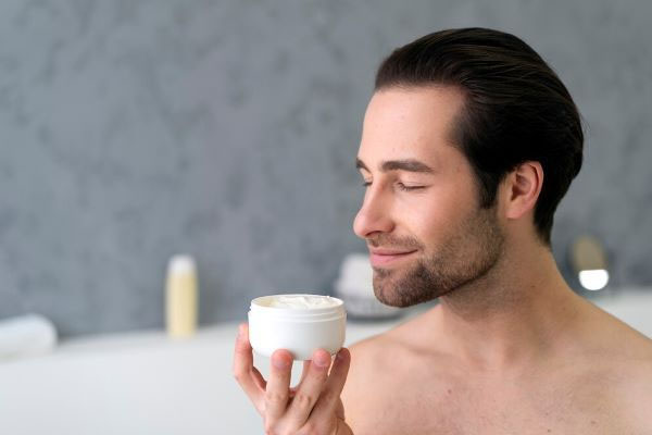 L'uomo sente l'odore del sapone nella vasca da bagno