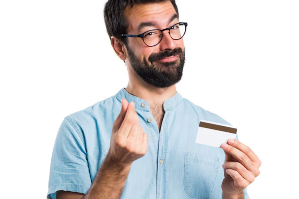 Bello uomo con occhiali blu con carta di credito