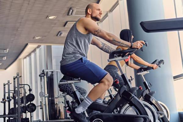 Paziente che esegue esercizio cardio leggero su cyclette dopo due settimane dall'intervento capillare
