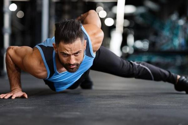 Atleta che riprende gli allenamenti di corsa dopo un mese dal trapianto di capelli