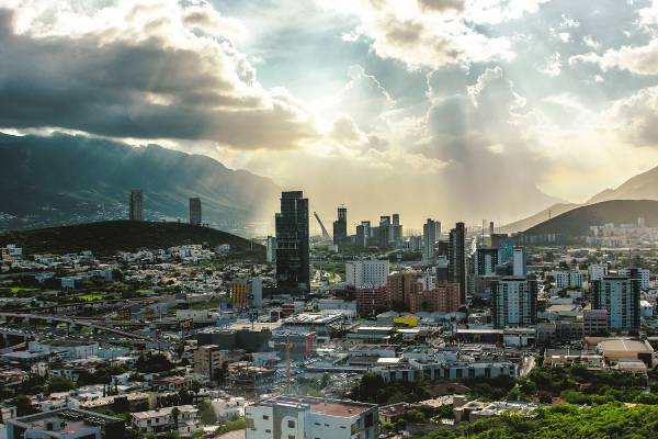 Panorama delle città di Guadalajara e Monterrey con skyline e montagne sullo sfondo