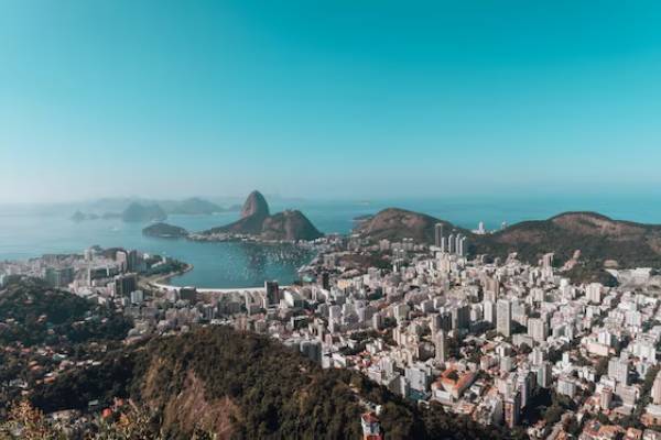 Panorama di una città brasiliana moderna, simbolo di innovazione e qualità