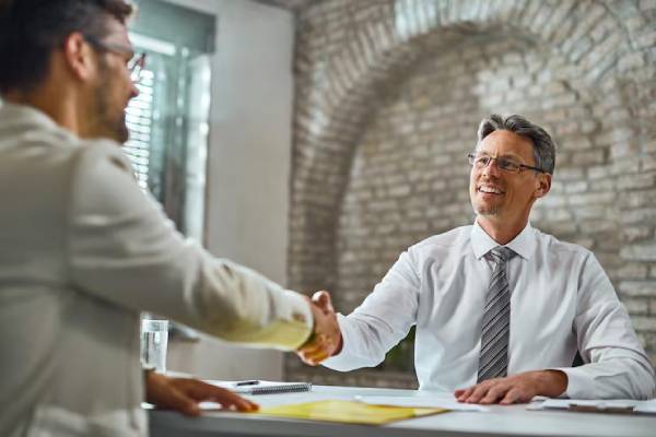 Consulente che aiuta a pianificare il finanziamento